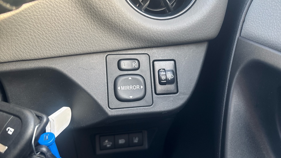Toyota Yaris 1.5 VVT-i Icon Tech 5dr Petrol Hatchback - Image 27