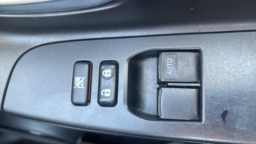 Toyota Yaris 1.5 VVT-i Icon Tech 5dr Petrol Hatchback - Image 29