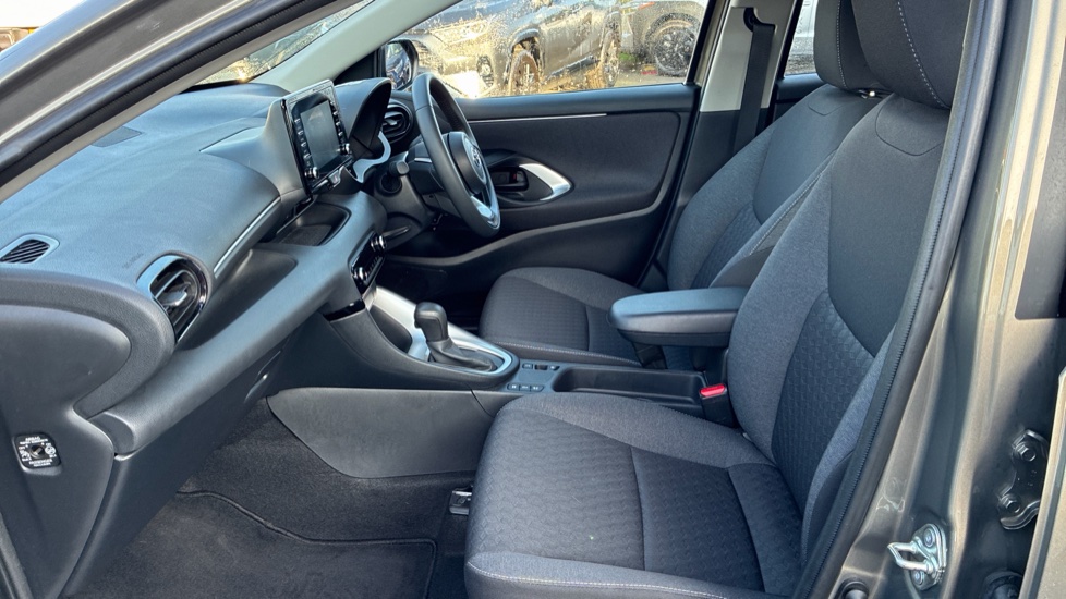 Toyota Yaris 1.5 Hybrid Icon 5dr CVT Hybrid Hatchback - Image 5