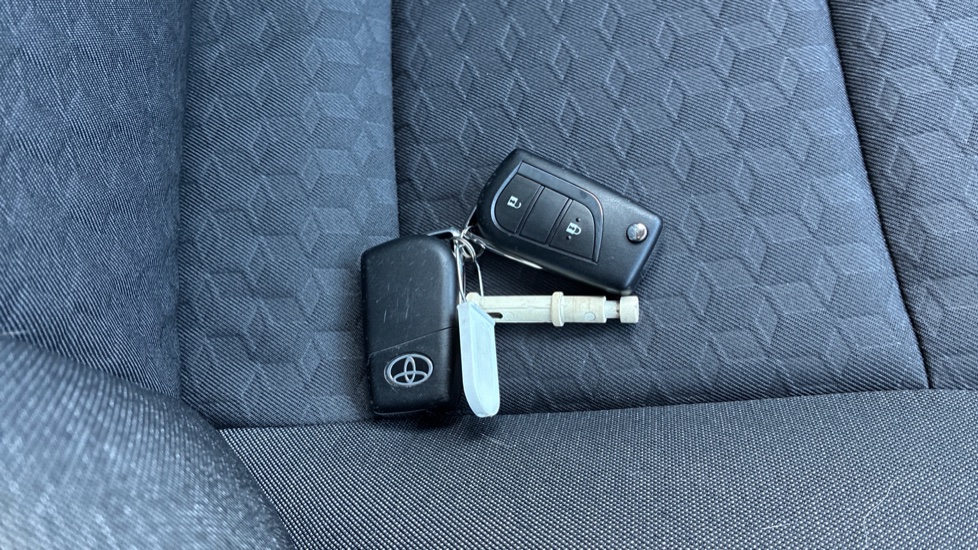 Toyota Yaris 1.5 Hybrid Icon 5dr CVT Hybrid Hatchback - Image 28