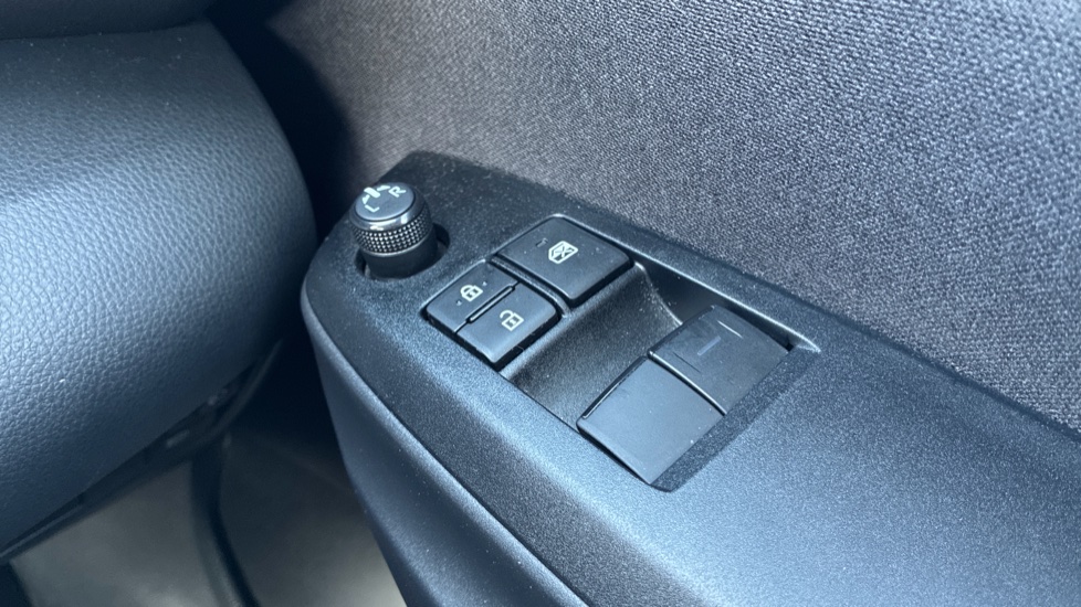 Toyota Yaris 1.5 Hybrid Icon 5dr CVT Hybrid Hatchback - Image 33