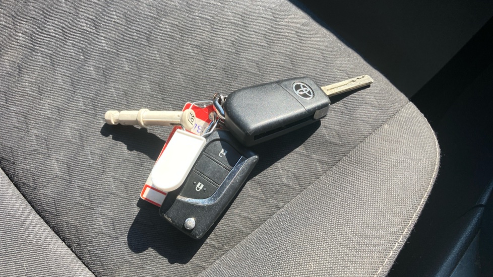 Toyota Yaris 1.5 Hybrid Design 5dr CVT Hybrid Hatchback - Image 28