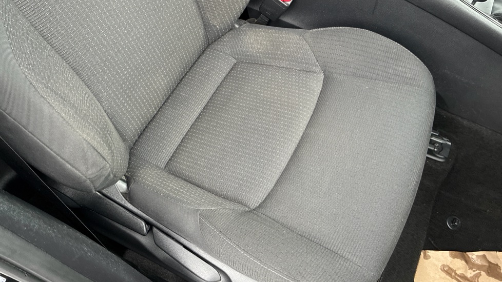 Toyota C-HR 1.8 Hybrid Design 5dr CVT Hybrid Hatchback - Image 17
