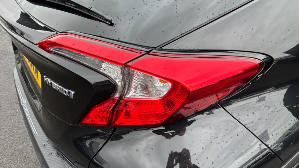 Toyota C-HR 1.8 Hybrid Design 5dr CVT Hybrid Hatchback - Image 21