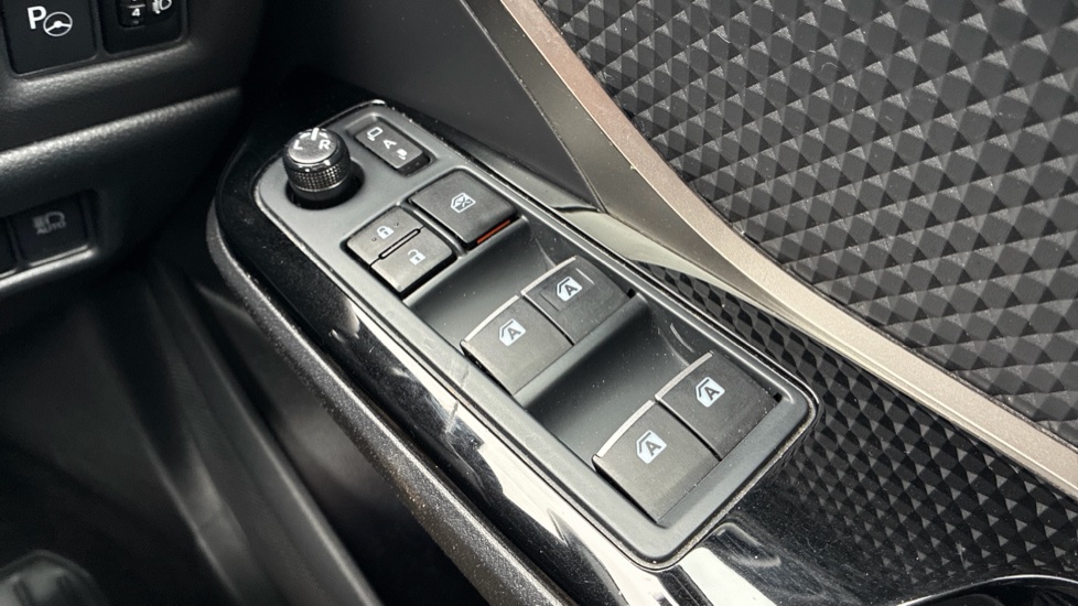 Toyota C-HR 1.8 Hybrid Design 5dr CVT Hybrid Hatchback - Image 32