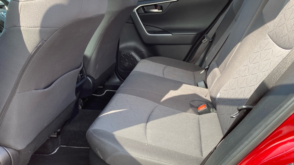 Toyota RAV4 2.5 VVT-i Hybrid Design 5dr CVT 2WD Hybrid Estate - Image 15
