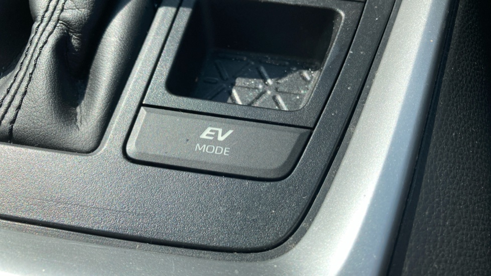 Toyota RAV4 2.5 VVT-i Hybrid Design 5dr CVT 2WD Hybrid Estate - Image 39