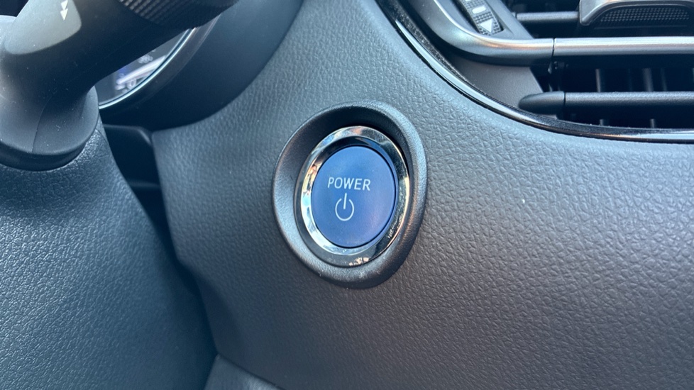 Toyota C-HR 1.8 Hybrid Design 5dr CVT Hybrid Hatchback - Image 16