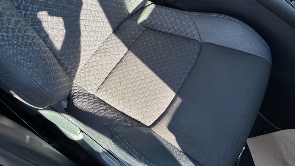 Toyota C-HR 1.8 Hybrid Design 5dr CVT Hybrid Hatchback - Image 17