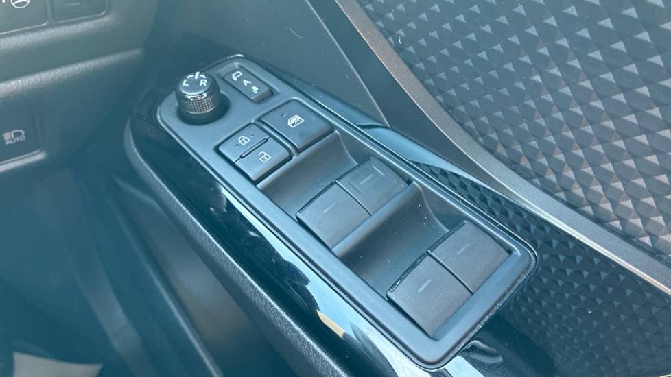 Toyota C-HR 1.8 Hybrid Design 5dr CVT Hybrid Hatchback - Image 32