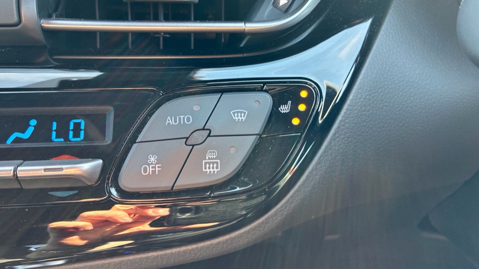 Toyota C-HR 1.8 Hybrid Design 5dr CVT Hybrid Hatchback - Image 43