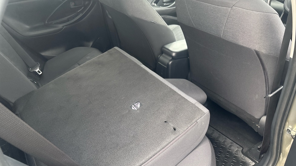 Toyota Yaris 1.5 Hybrid Design 5dr CVT Hybrid Hatchback - Image 18