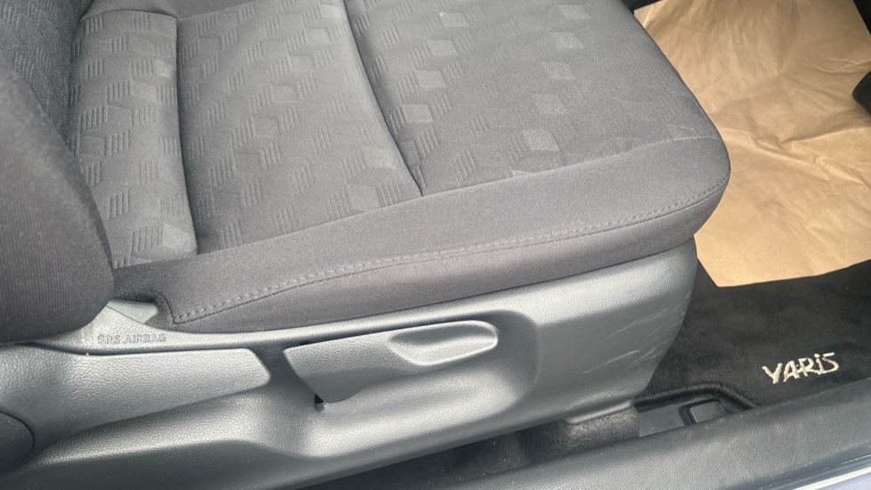 Toyota Yaris 1.5 Hybrid Icon 5dr CVT Hybrid Hatchback - Image 17