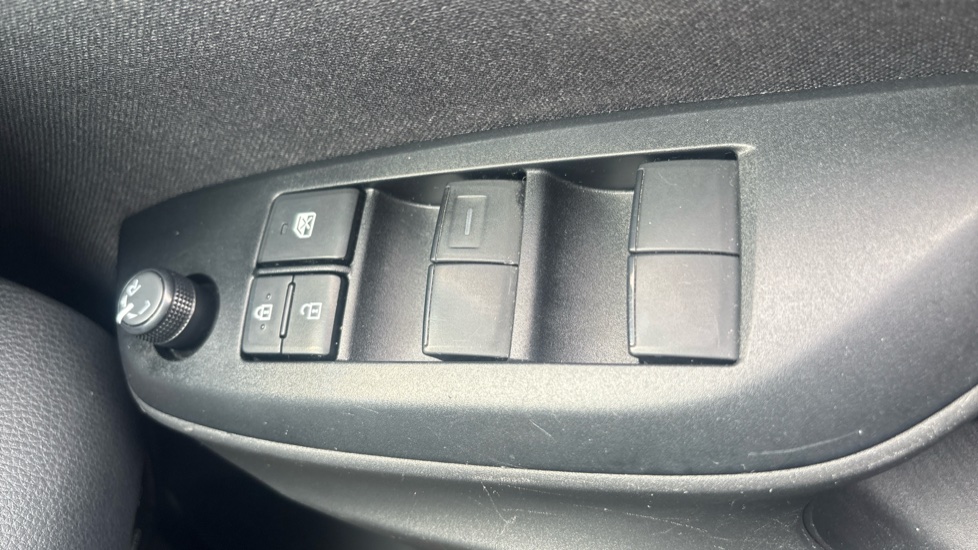 Toyota Yaris 1.5 Hybrid Icon 5dr CVT Hybrid Hatchback - Image 39