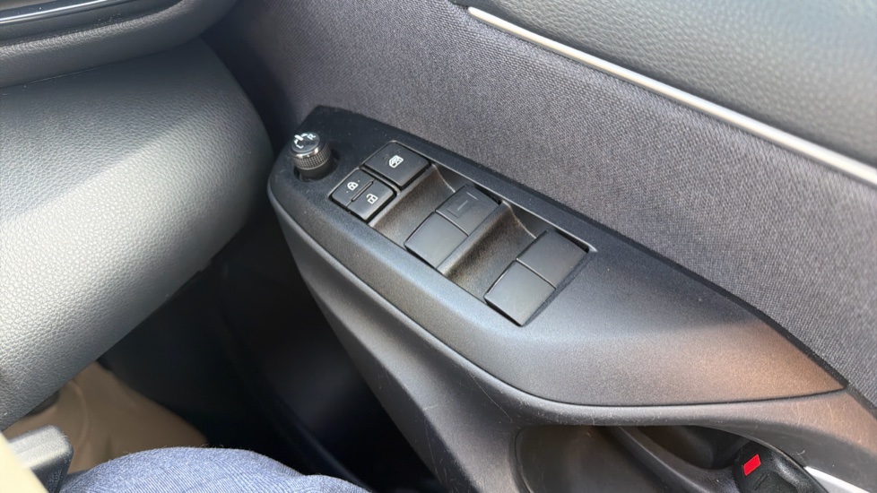 Toyota Yaris 1.5 Hybrid Design 5dr CVT Hybrid Hatchback - Image 38