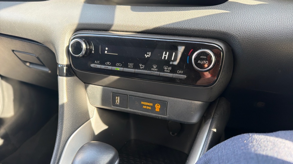 Toyota Yaris 1.5 Hybrid Design 5dr CVT Hybrid Hatchback - Image 39