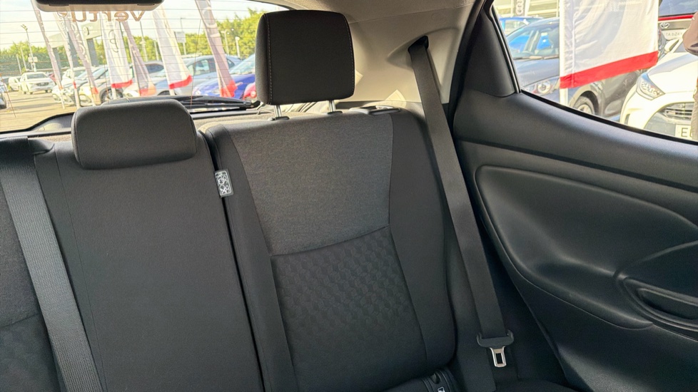 Toyota Yaris 1.5 Hybrid Design 5dr CVT Hybrid Hatchback - Image 50