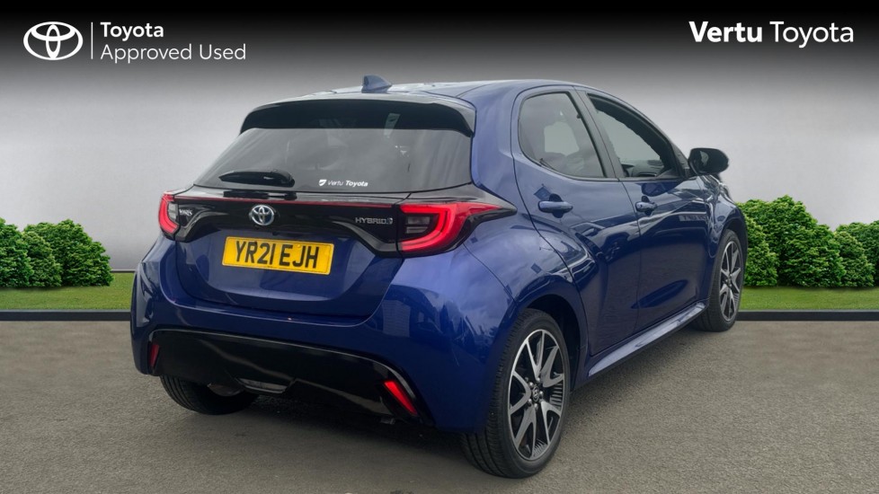 Toyota Yaris 1.5 Hybrid Dynamic 5dr CVT Hybrid Hatchback - Image 2