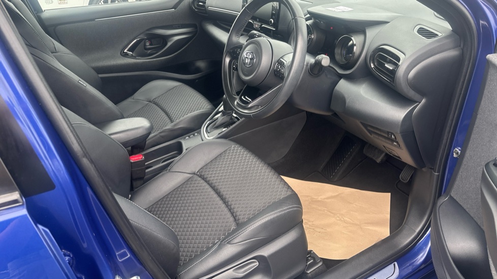 Toyota Yaris 1.5 Hybrid Dynamic 5dr CVT Hybrid Hatchback - Image 12