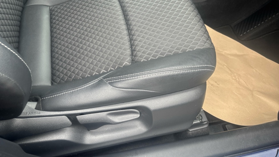Toyota Yaris 1.5 Hybrid Dynamic 5dr CVT Hybrid Hatchback - Image 17