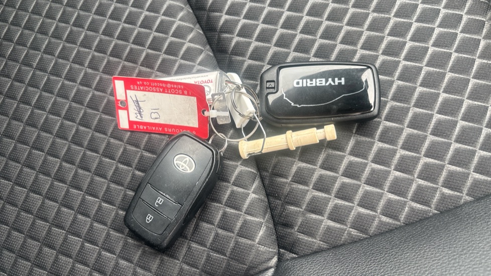 Toyota Yaris 1.5 Hybrid Dynamic 5dr CVT Hybrid Hatchback - Image 28