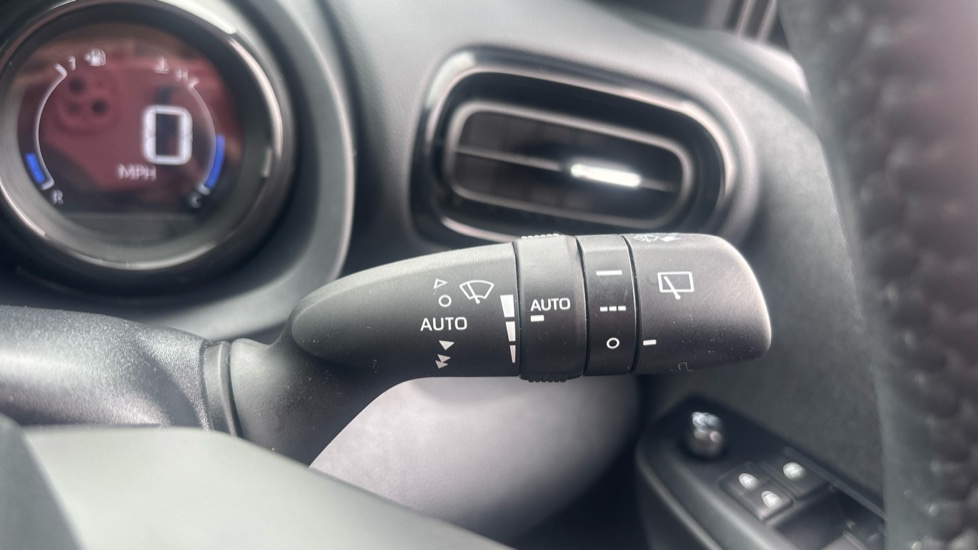 Toyota Yaris 1.5 Hybrid Dynamic 5dr CVT Hybrid Hatchback - Image 36