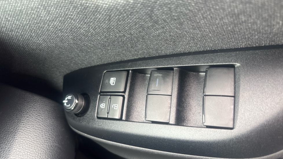 Toyota Yaris 1.5 Hybrid Dynamic 5dr CVT Hybrid Hatchback - Image 37