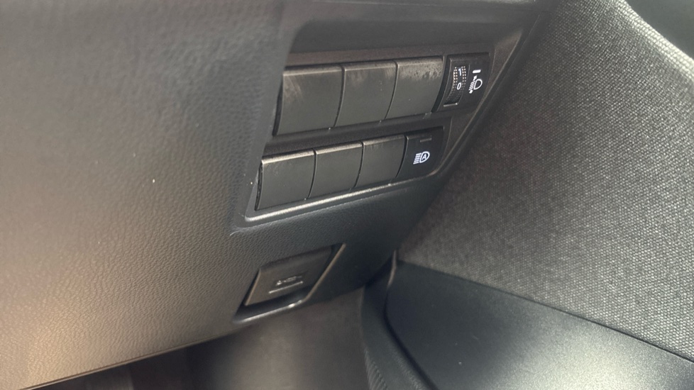 Toyota Yaris 1.5 Hybrid Dynamic 5dr CVT Hybrid Hatchback - Image 38