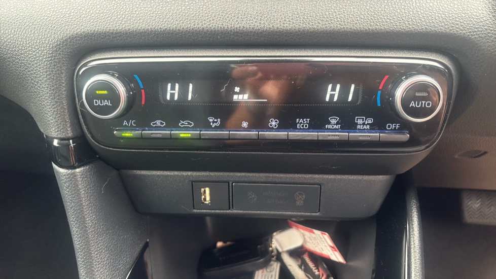 Toyota Yaris 1.5 Hybrid Dynamic 5dr CVT Hybrid Hatchback - Image 39