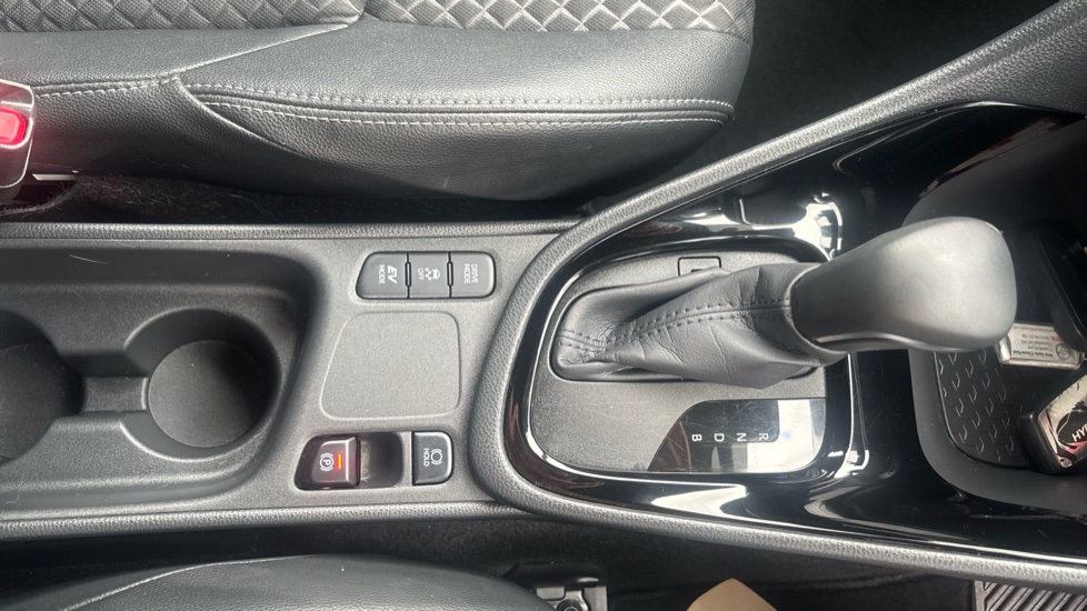 Toyota Yaris 1.5 Hybrid Dynamic 5dr CVT Hybrid Hatchback - Image 40