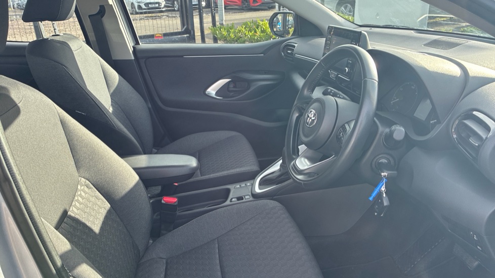 Toyota Yaris 1.5 Hybrid Icon 5dr CVT Hybrid Hatchback - Image 12