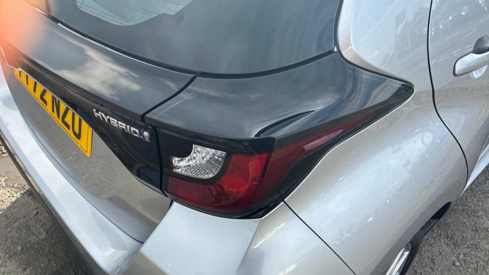 Toyota Yaris 1.5 Hybrid Icon 5dr CVT Hybrid Hatchback - Image 21