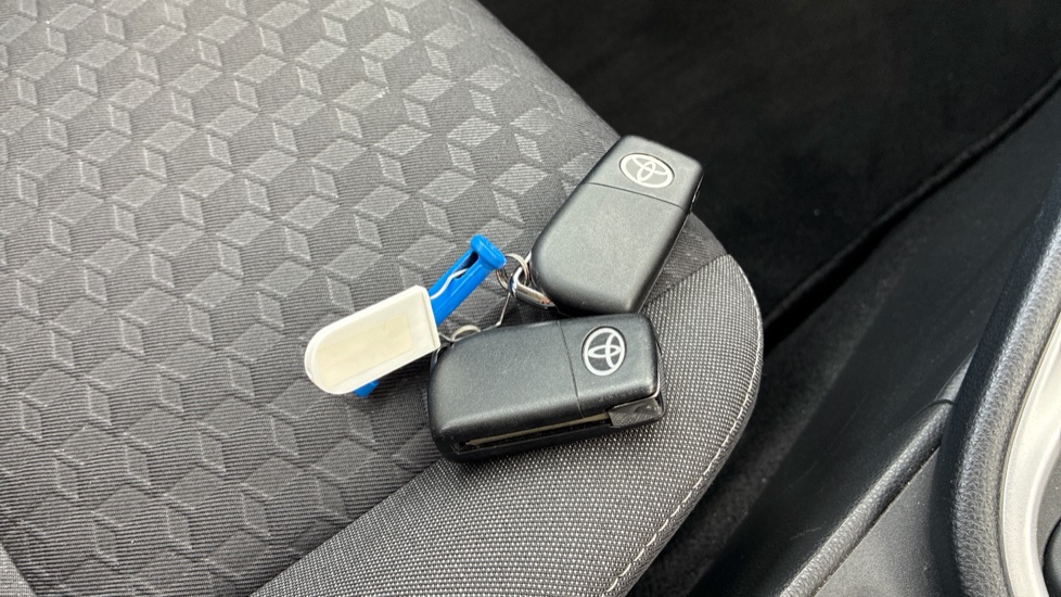 Toyota Yaris 1.5 Hybrid Icon 5dr CVT Hybrid Hatchback - Image 28
