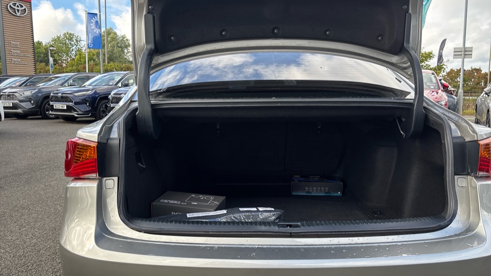 Lexus IS 300h Advance 4dr CVT Auto Hybrid Saloon - Image 4