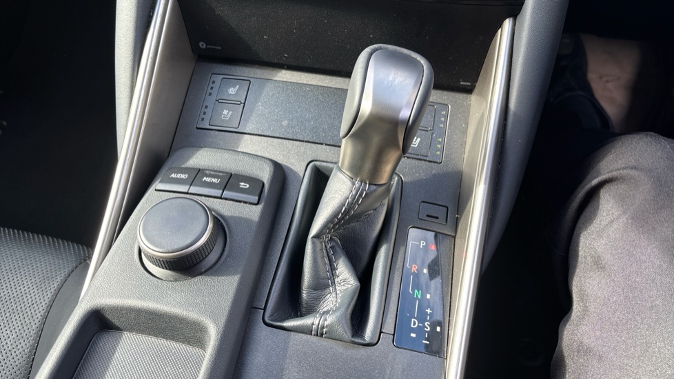 Lexus IS 300h Advance 4dr CVT Auto Hybrid Saloon - Image 13