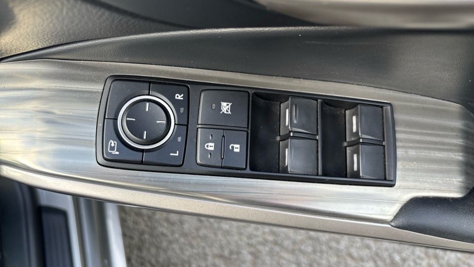 Lexus IS 300h Advance 4dr CVT Auto Hybrid Saloon - Image 26