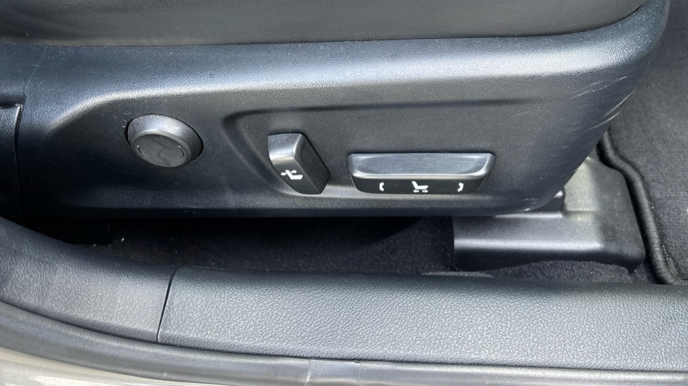 Lexus IS 300h Advance 4dr CVT Auto Hybrid Saloon - Image 27