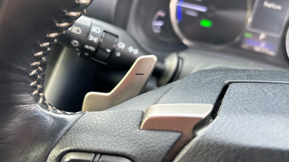 Lexus IS 300h Advance 4dr CVT Auto Hybrid Saloon - Image 29
