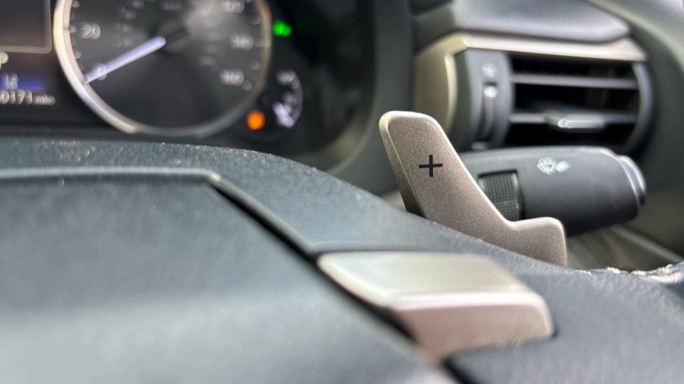 Lexus IS 300h Advance 4dr CVT Auto Hybrid Saloon - Image 30