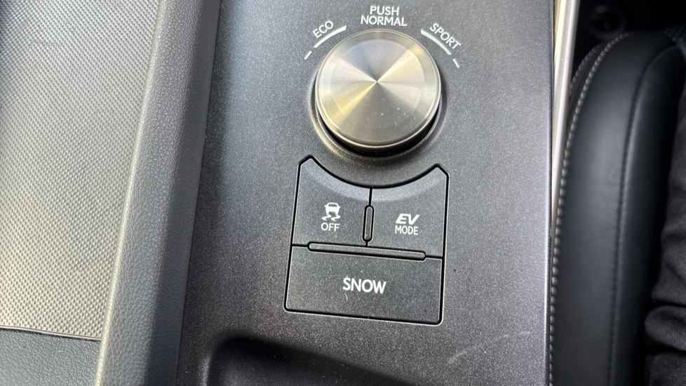 Lexus IS 300h Advance 4dr CVT Auto Hybrid Saloon - Image 32