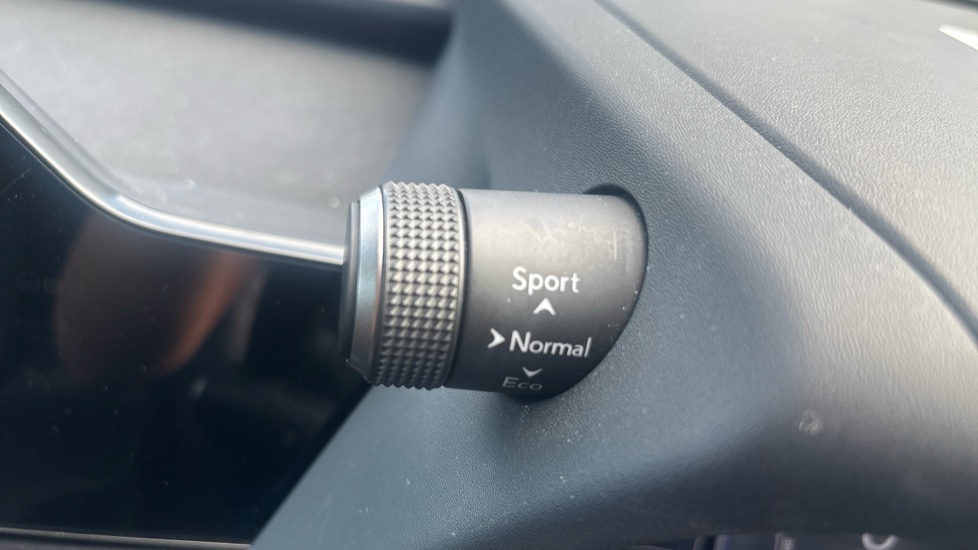 Lexus UX 250h 2.0 F-Sport Design 5dr CVT Hybrid Hatchback - Image 28