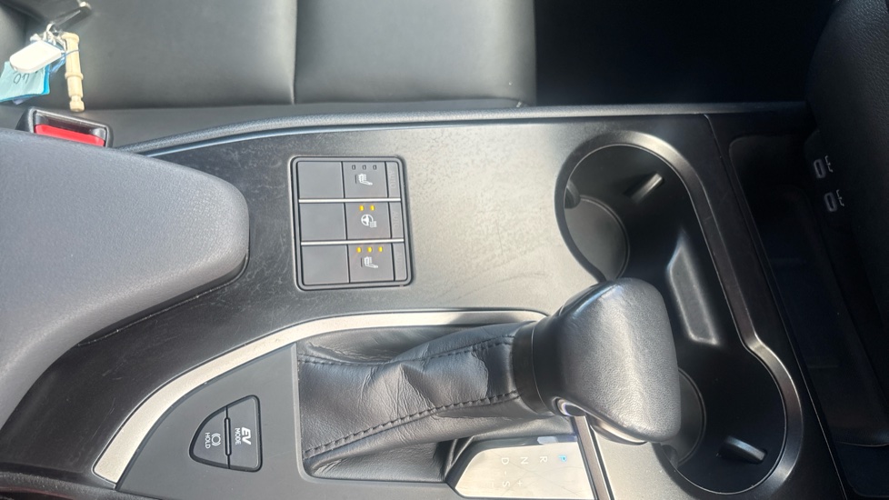 Lexus UX 250h 2.0 F-Sport Design 5dr CVT Hybrid Hatchback - Image 32