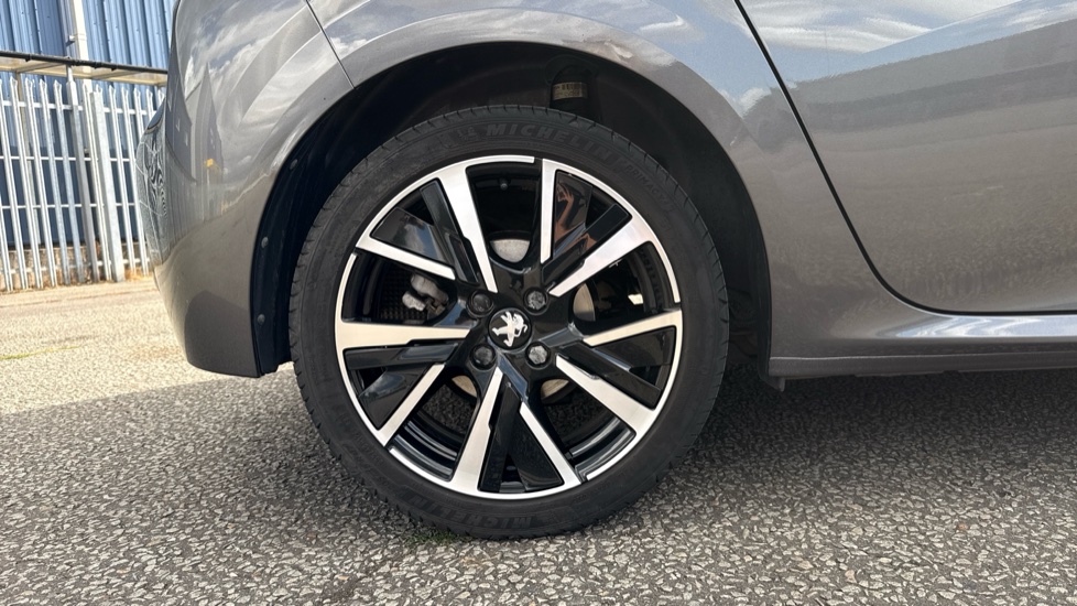 Peugeot 208 1.2 PureTech 100 Allure 5dr Petrol Hatchback - Image 7