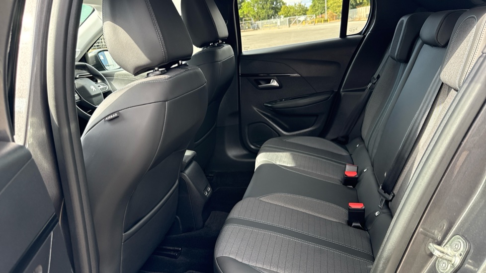 Peugeot 208 1.2 PureTech 100 Allure 5dr Petrol Hatchback - Image 16