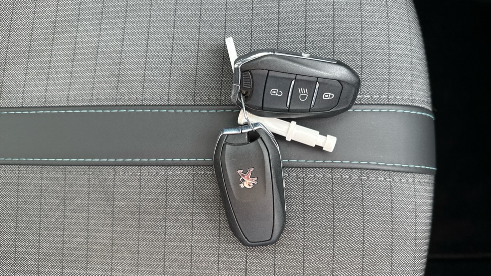 Peugeot 208 1.2 PureTech 100 Allure 5dr Petrol Hatchback - Image 20