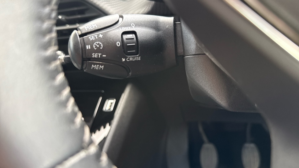 Peugeot 208 1.2 PureTech 100 Allure 5dr Petrol Hatchback - Image 29