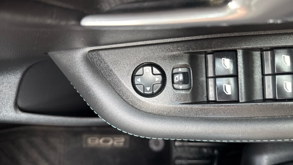 Peugeot 208 1.2 PureTech 100 Allure 5dr Petrol Hatchback - Image 32