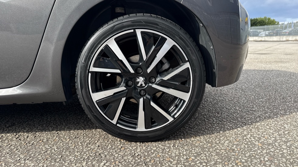 Peugeot 208 1.2 PureTech 100 Allure 5dr Petrol Hatchback - Image 35