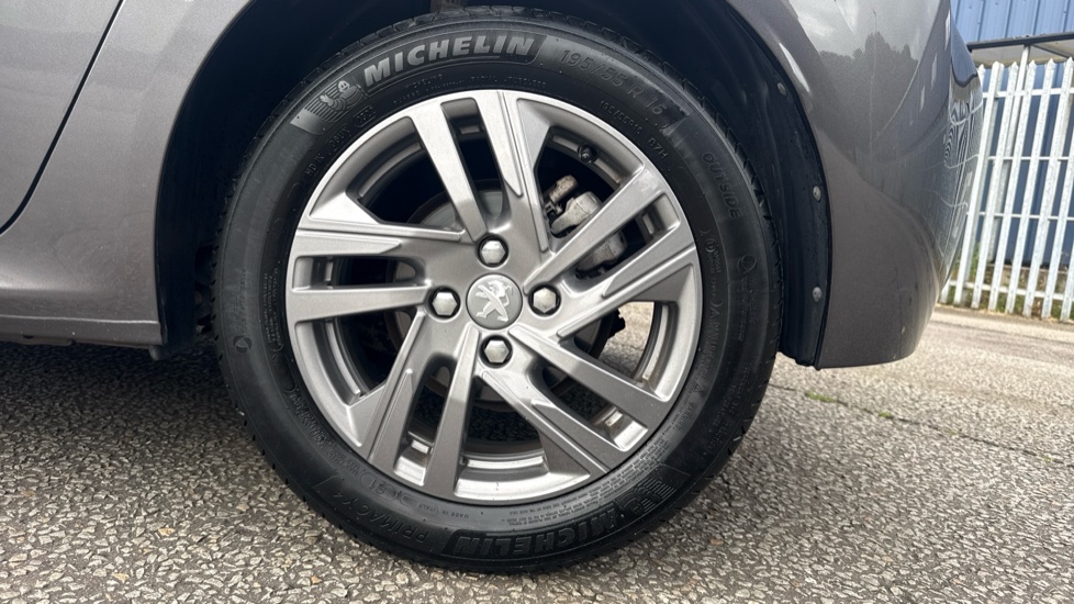 Peugeot 208 1.2 PureTech 100 Active Premium 5dr EAT8 Petrol Hatchback - Image 7