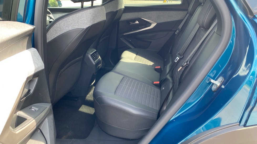 Peugeot 3008 1.2 Hybrid 136 Allure 5dr e-DSC6 Petrol Estate - Image 16